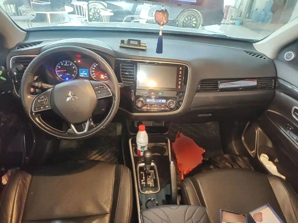 Mitsubishi Outlander 2018 — фото 10