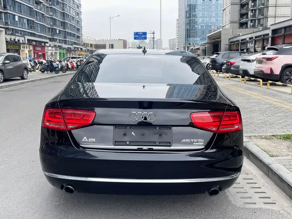 Audi A8 2014 — фото 12
