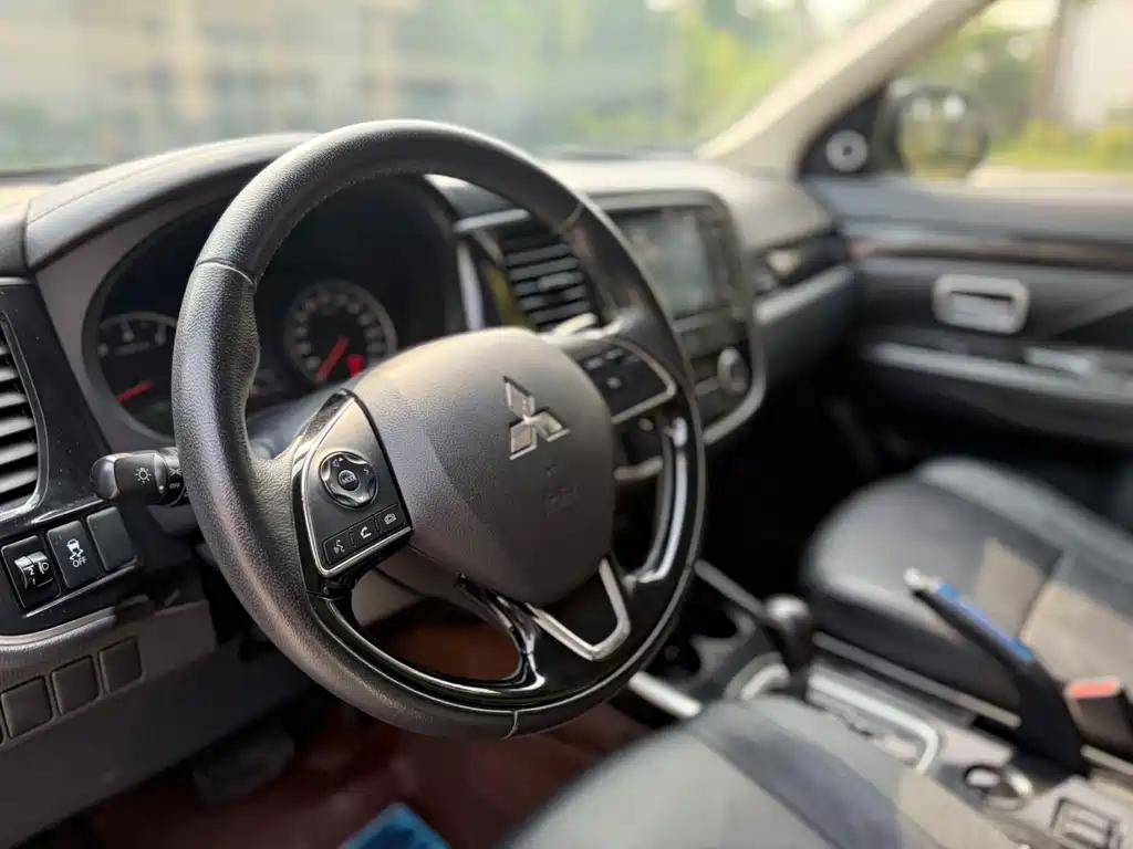 Mitsubishi Outlander 2018 — фото 6