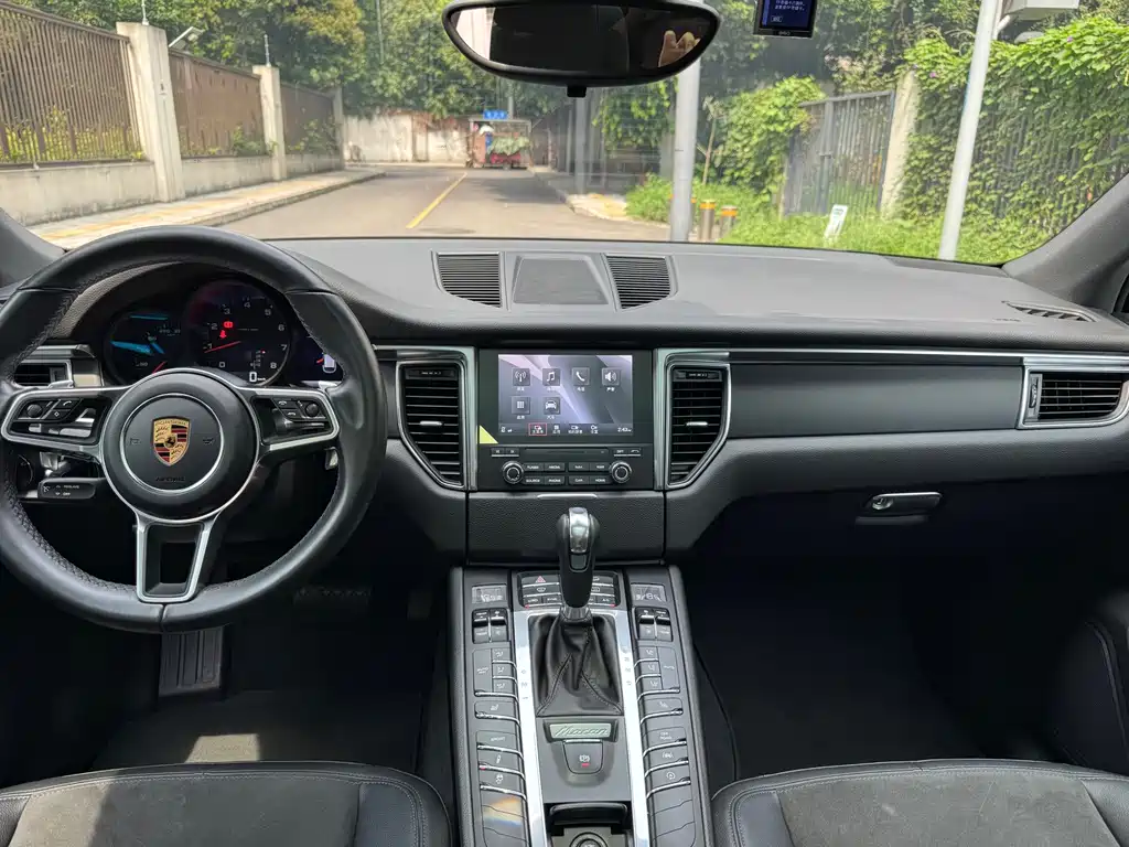 Porsche Macan 2018 — фото 18