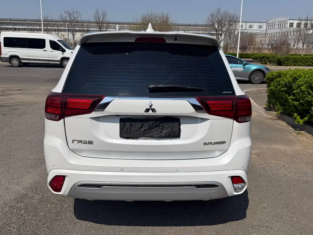 Mitsubishi Outlander 2022 — фото 18