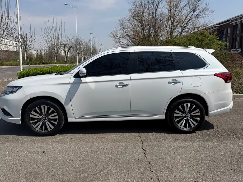 Mitsubishi Outlander 2022 — фото 10