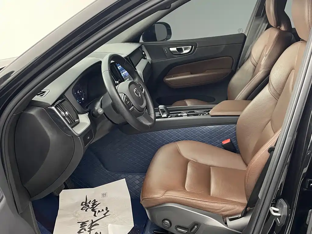 Volvo XC60 2023 — фото 4