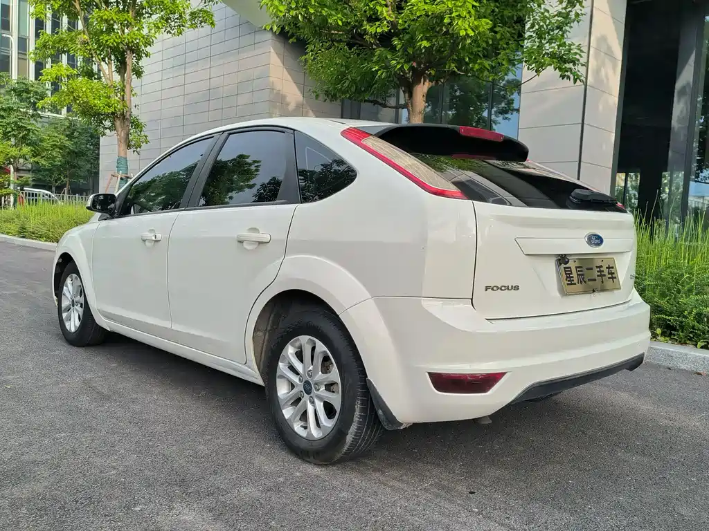 Ford Focus 2014 — фото 10