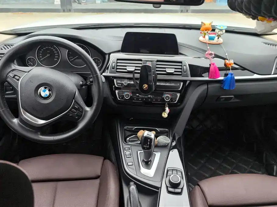 BMW 3 Series 2018 — фото 12
