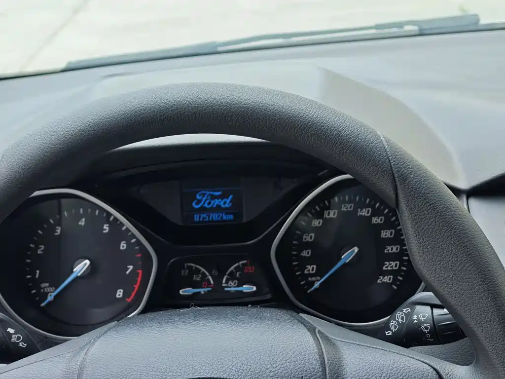 Ford Focus 2014 — фото 11