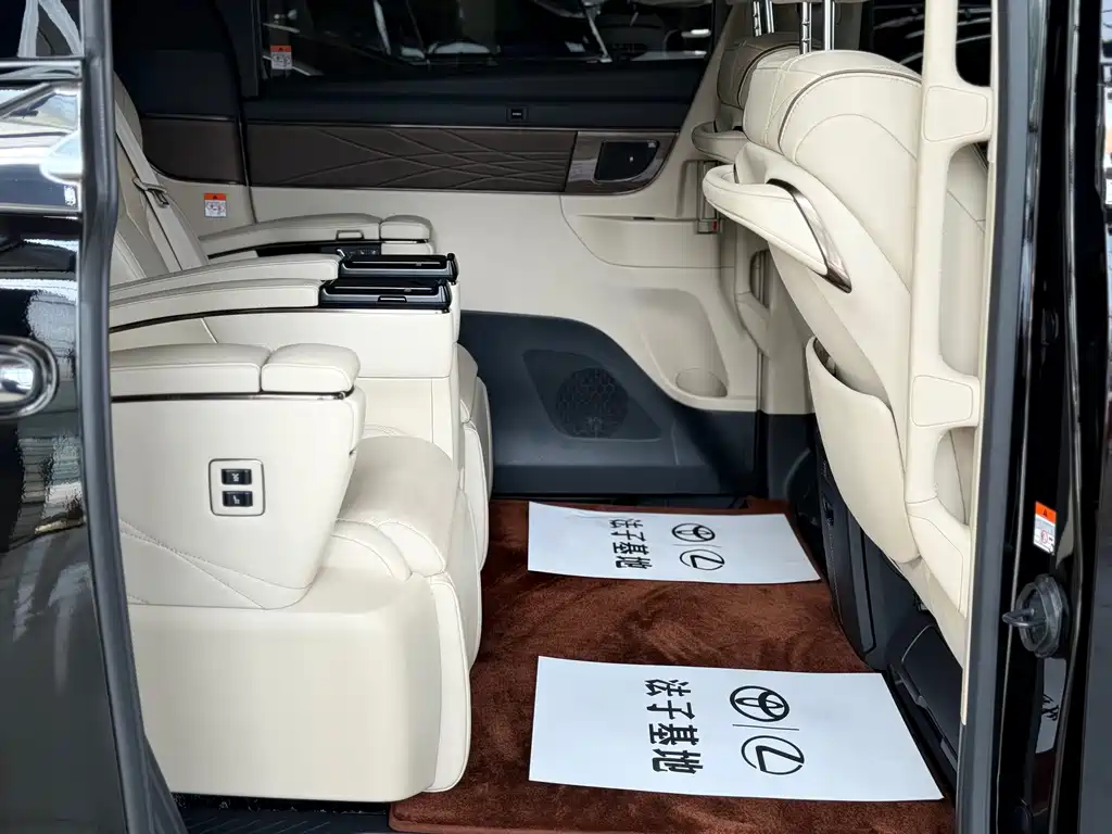 Toyota Alphard 2023 — фото 15