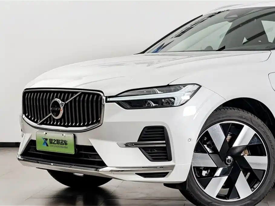Volvo XC60 PHEV 2025 — фото 3