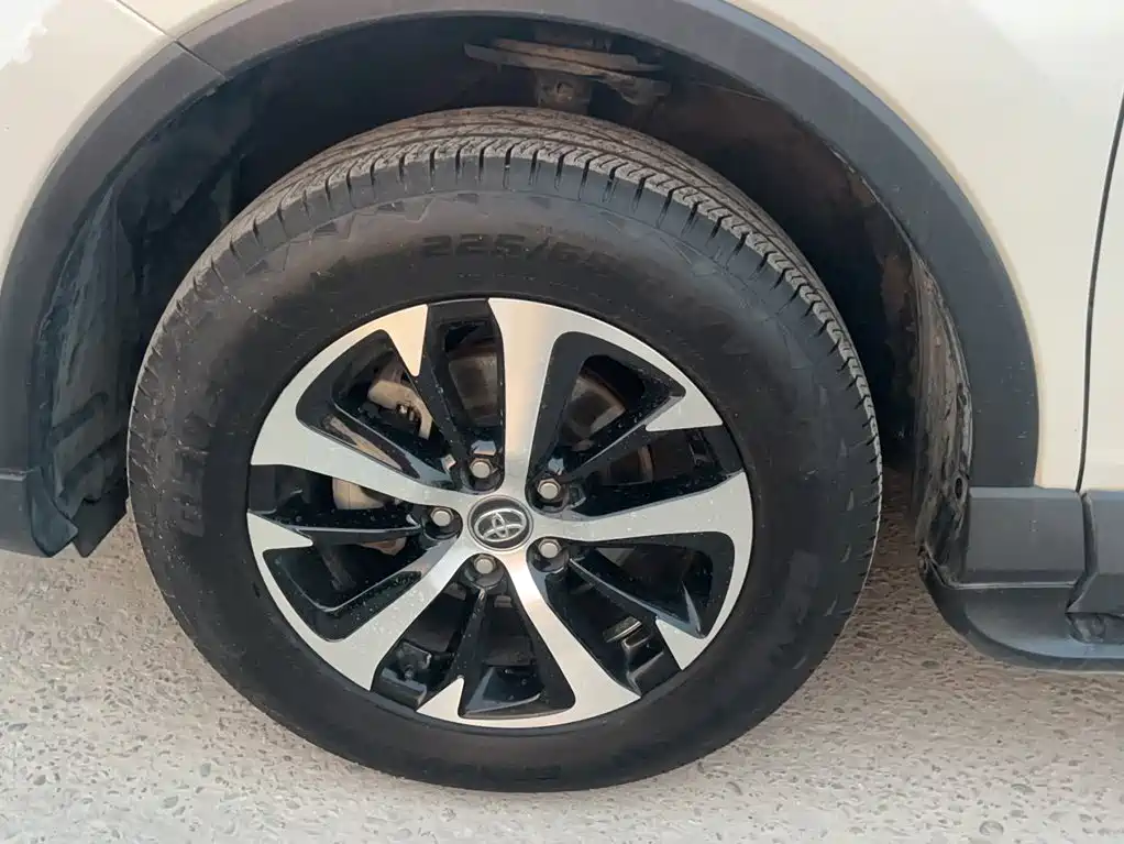 Toyota RAV4 2017 — фото 13