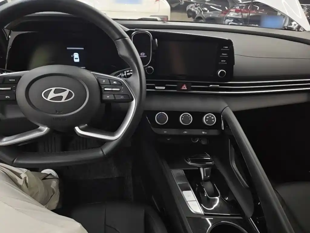 Hyundai Elantra 2025 — фото 10