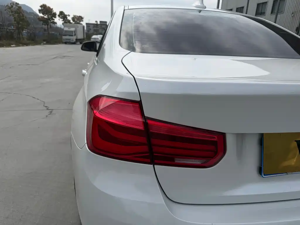 BMW 3 Series 2019 — фото 19