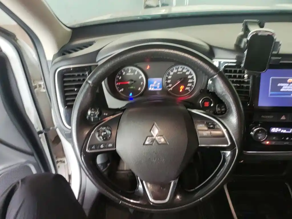 Mitsubishi Outlander 2018 — фото 11