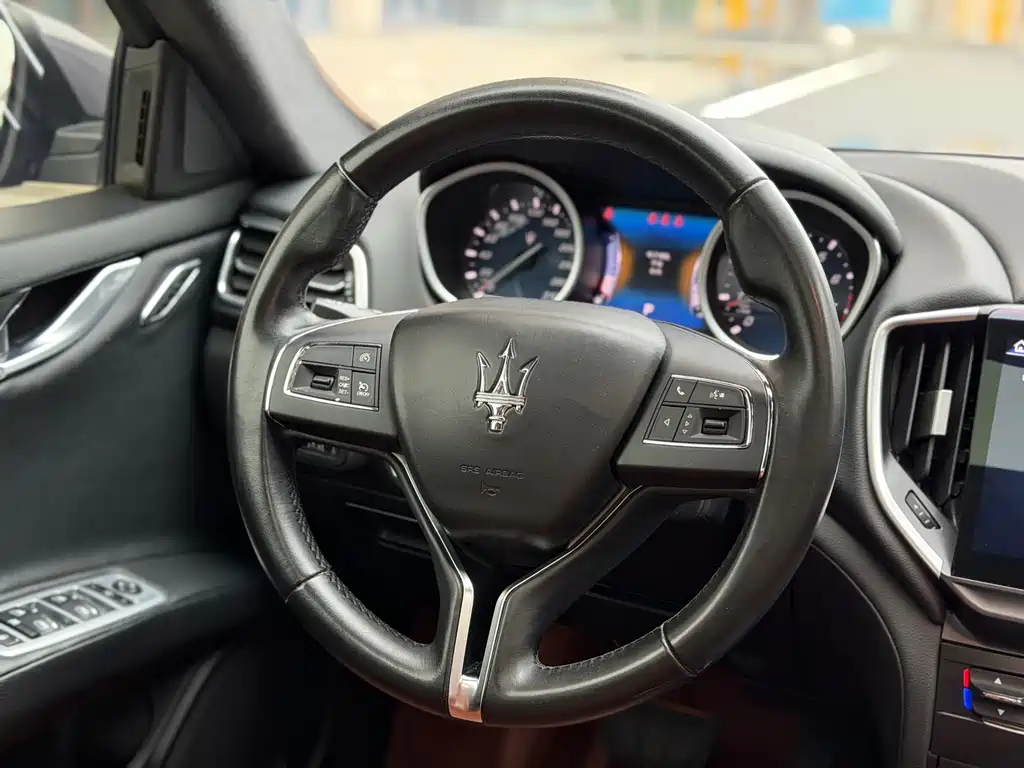 Maserati Ghibli 2017 — фото 17