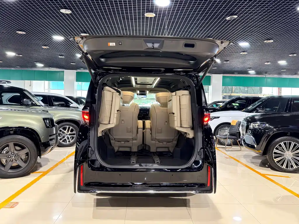 Toyota Vellfire 2023 — фото 13