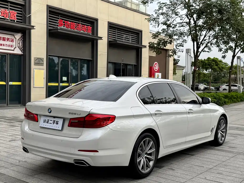 BMW 5 Series 2017 — фото 11