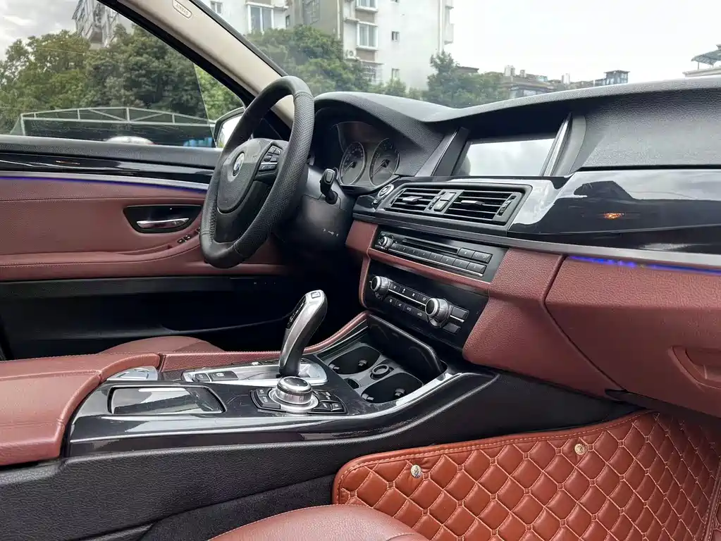 BMW 5 Series 2015 — фото 16