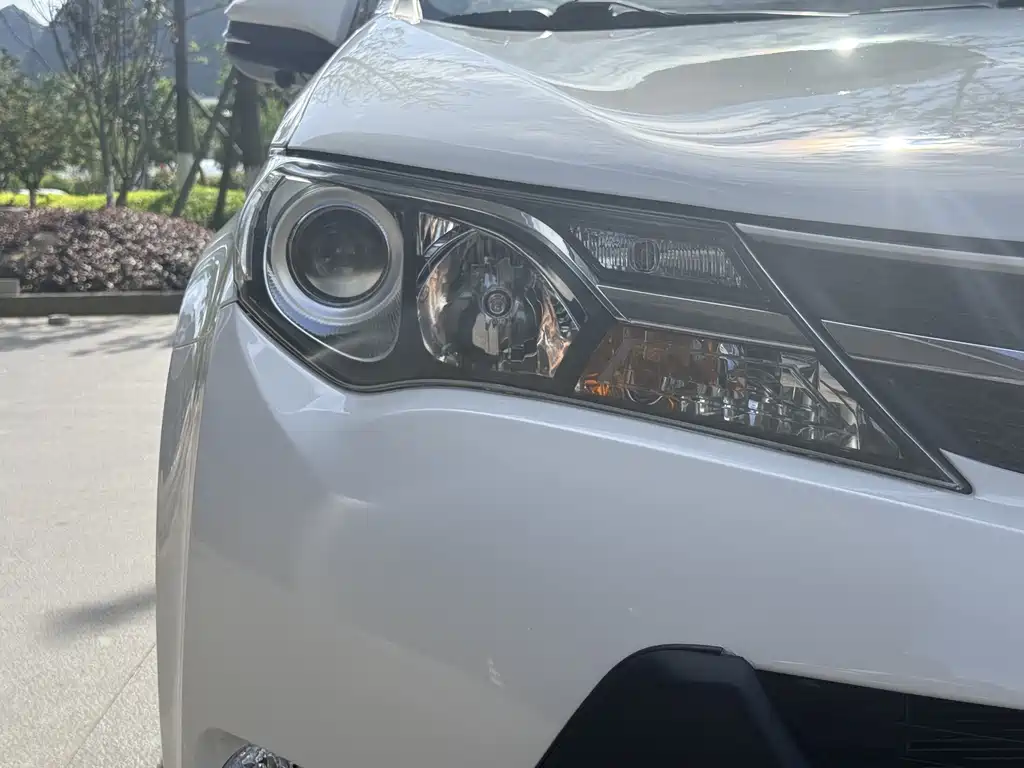 Toyota RAV4 2015 — фото 8