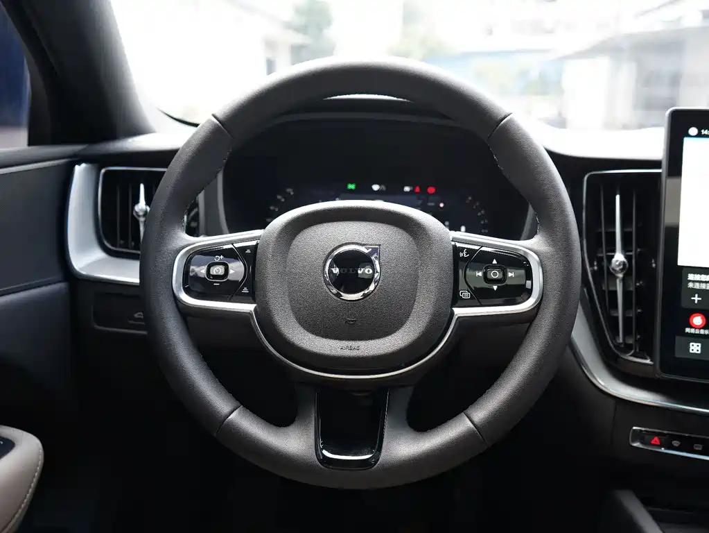 Volvo XC60 2025 — фото 18