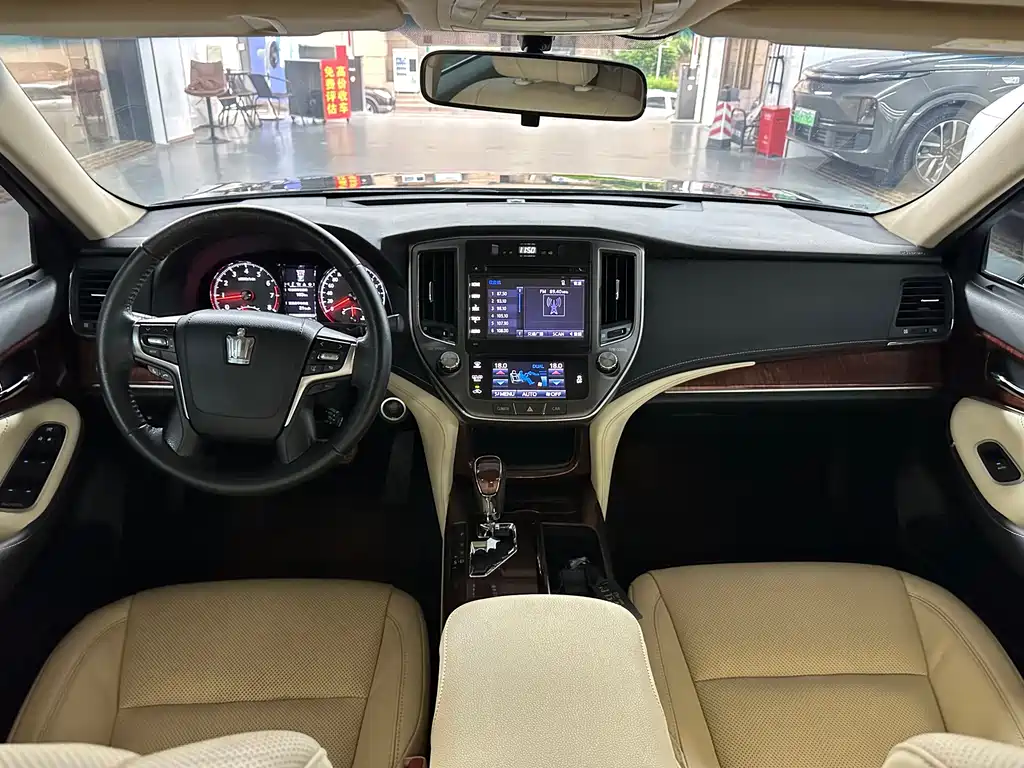 Toyota Crown 2015 — фото 10