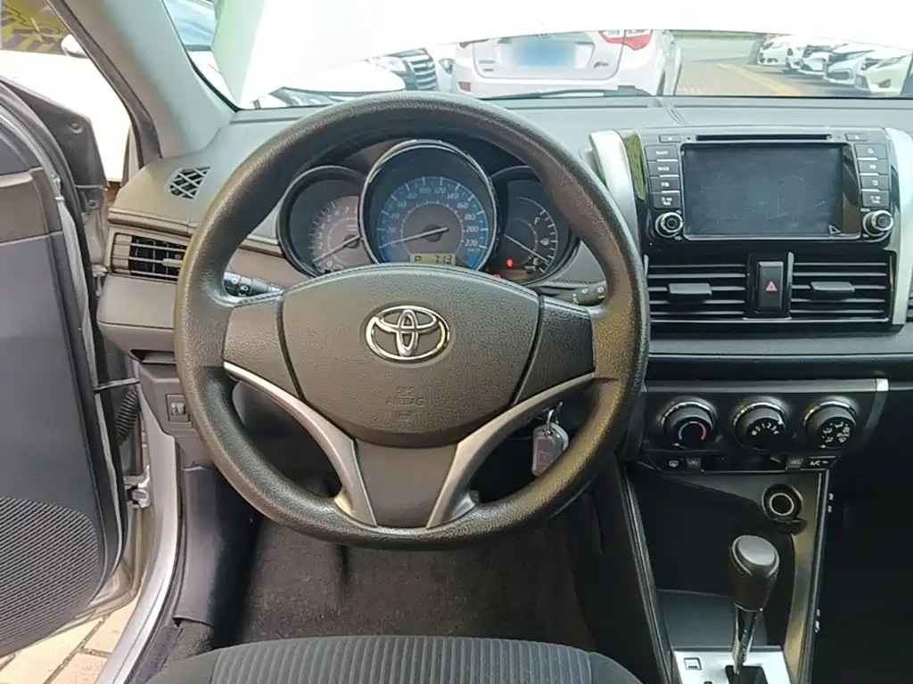 Toyota Yaris L 2014 — фото 17