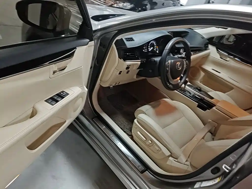 Lexus ES 2015 — фото 16