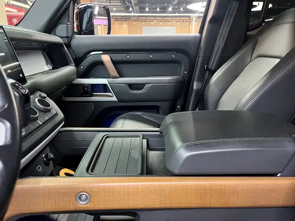 Land Rover Defender 2022