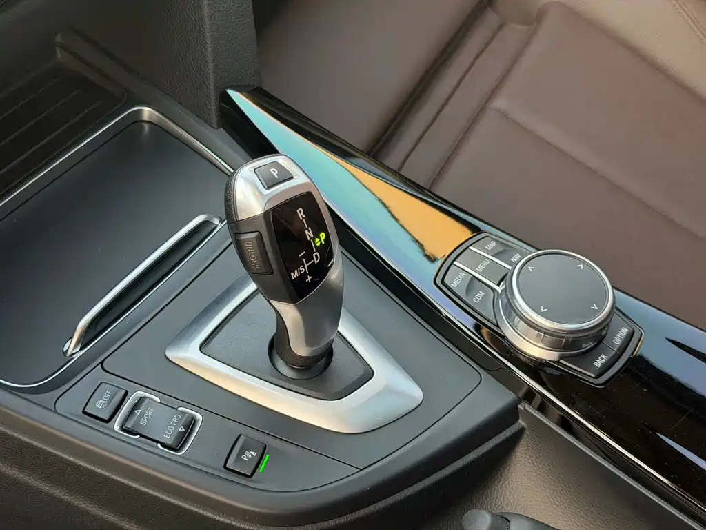 BMW 3 Series 2019 — фото 16