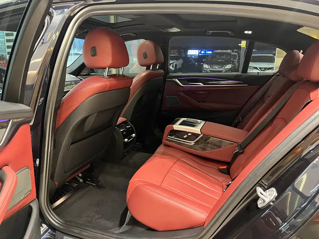 BMW 5 Series 2018 — фото 22