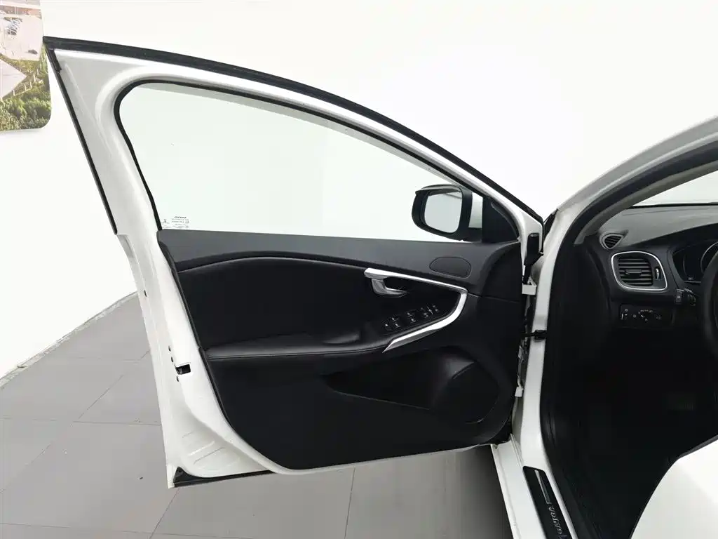 Volvo V40 2018 — фото 8
