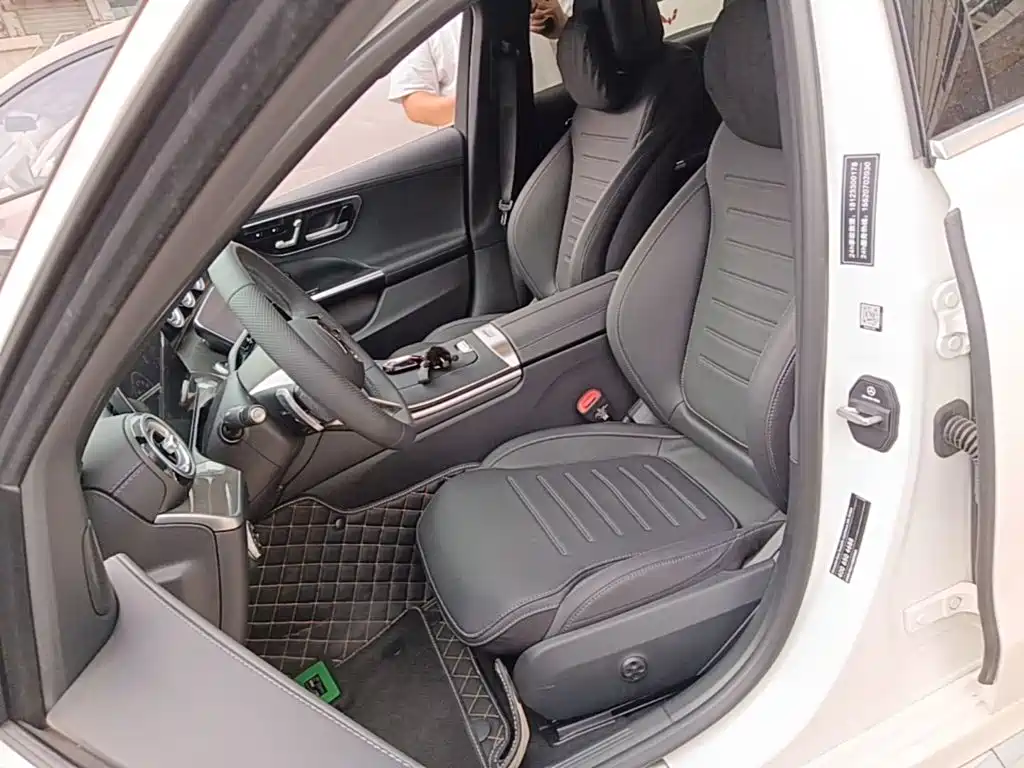 Mercedes-Benz C-Class 2025 — фото 15