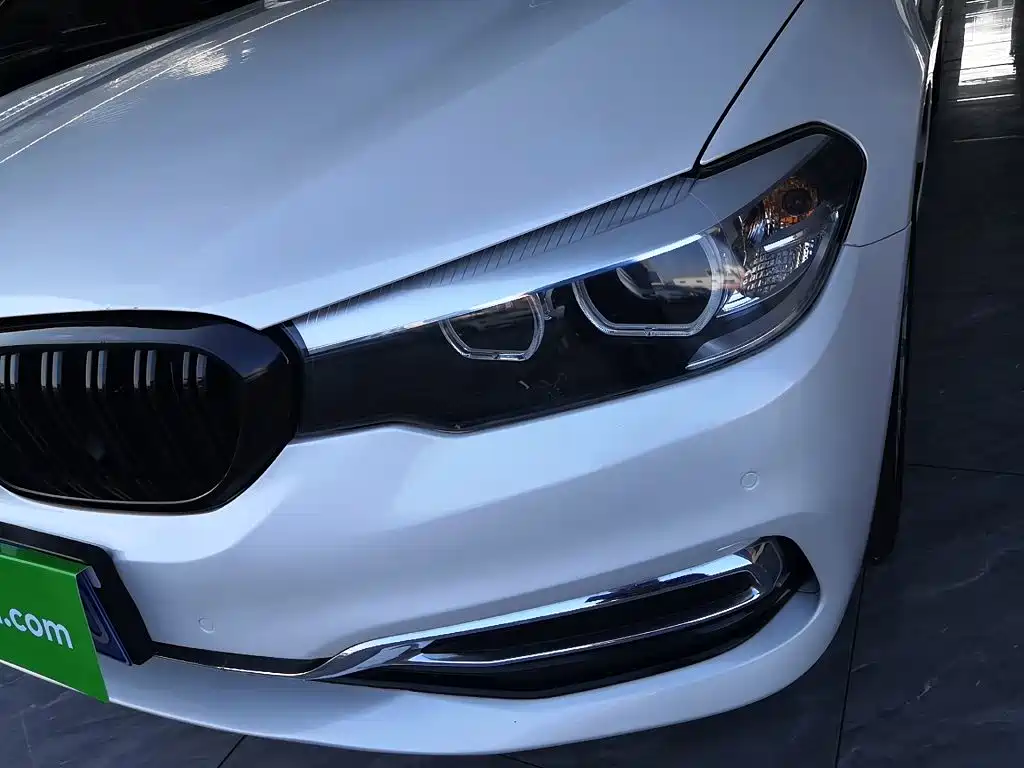 BMW 5 Series 2019 — фото 15
