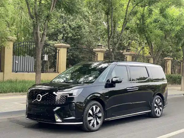 Volvo EM90 2025