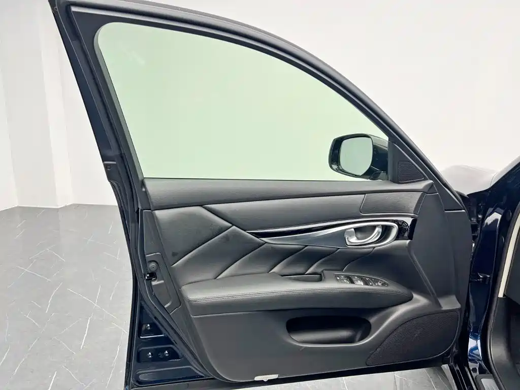 Infiniti Q70 2017 — фото 11