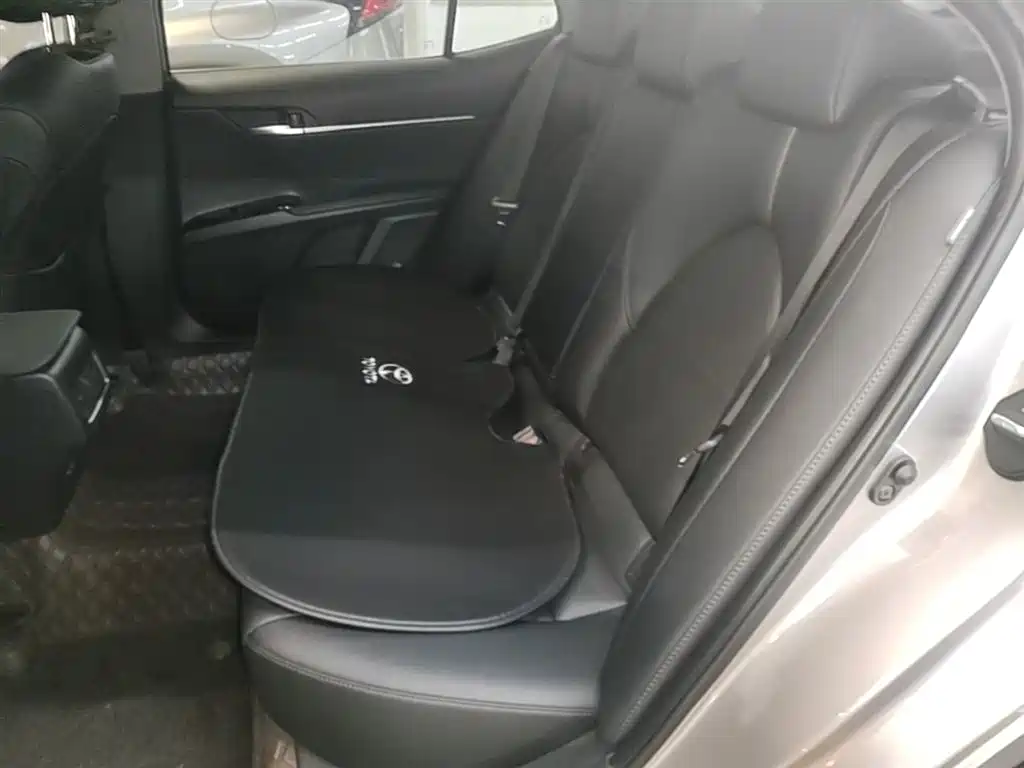 Toyota Camry 2023 — фото 17
