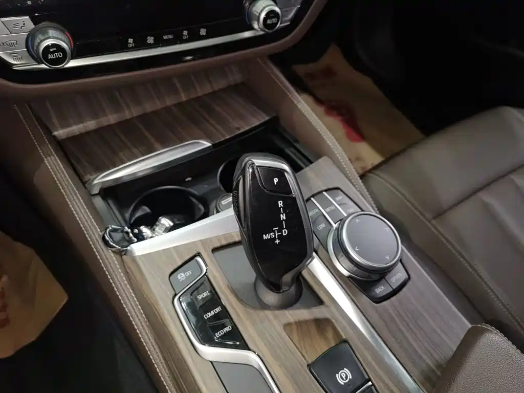 BMW 5 Series 2020 — фото 14