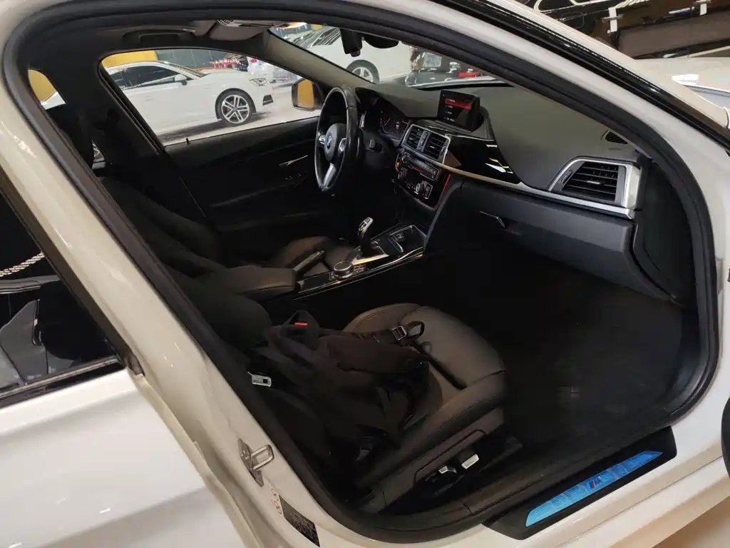 BMW 3 Series 2018 — фото 25