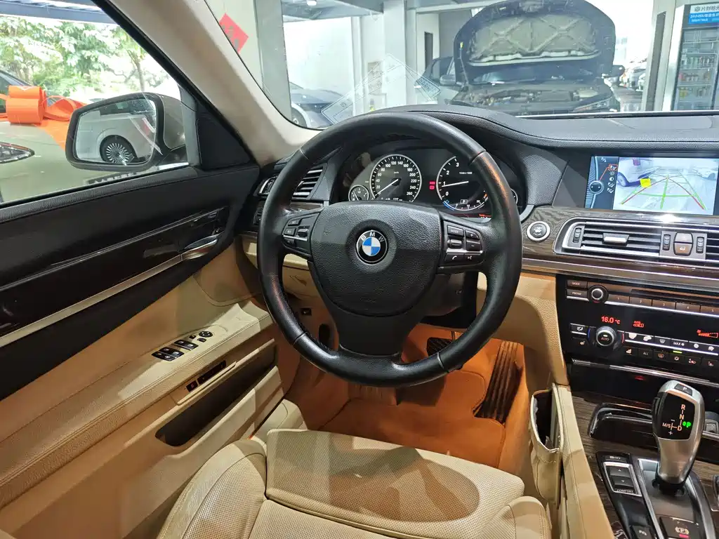 BMW 7 Series 2010 — фото 12