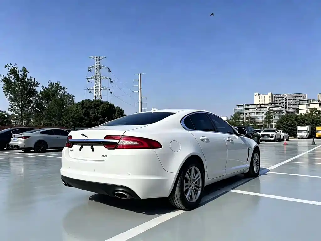 Jaguar XF 2015 — фото 4