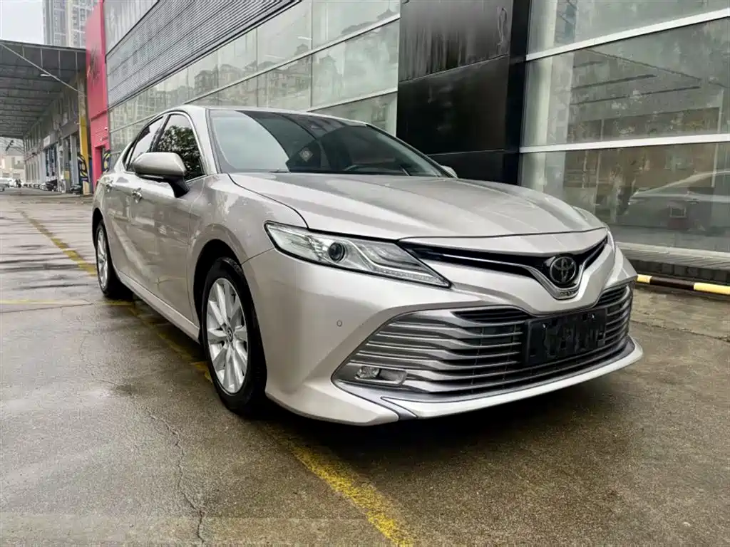 Toyota Camry 2018 — фото 25