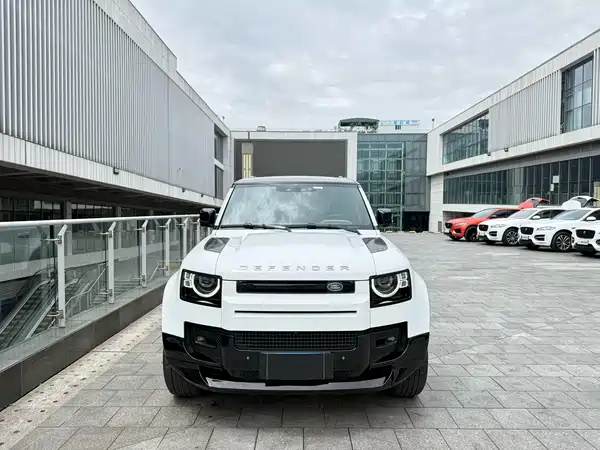 Land Rover Defender 2024