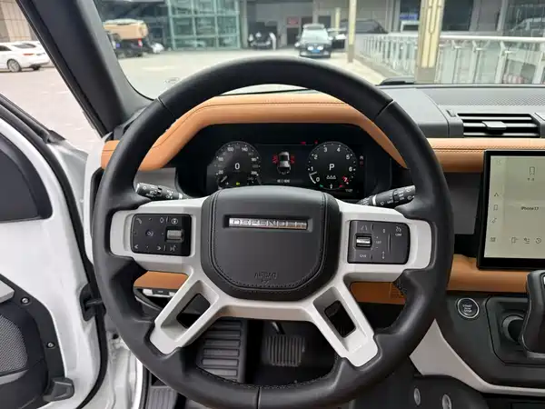 Land Rover Defender 2024