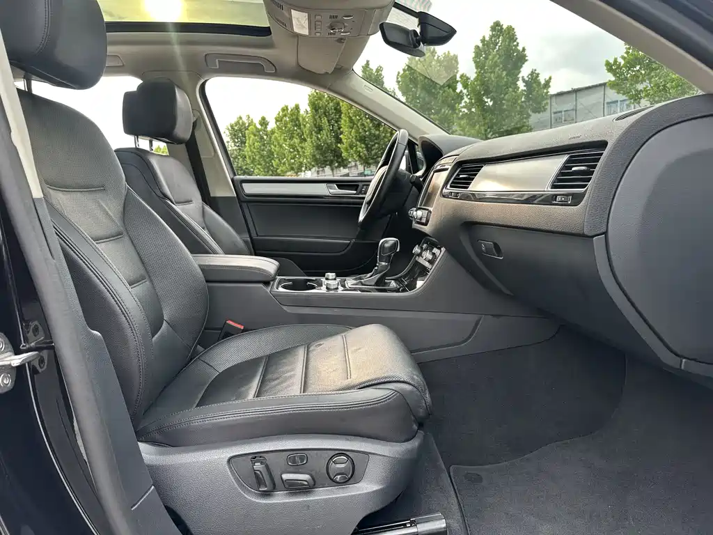 Volkswagen Touareg 2017 — фото 12