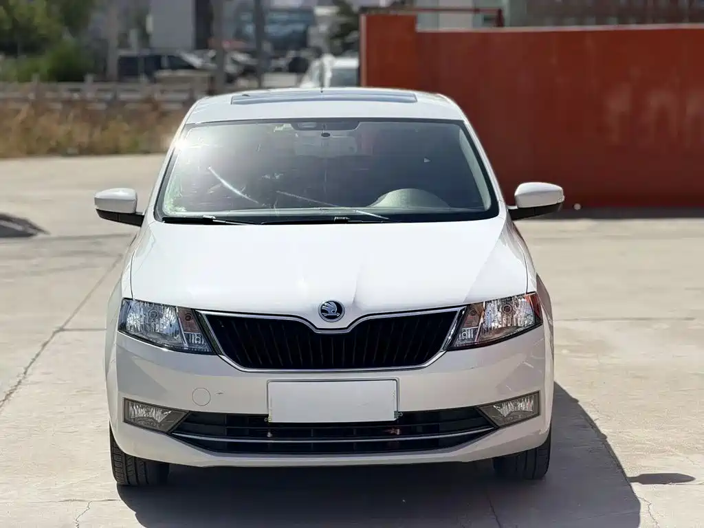 Skoda Rapid Spaceback 2018 — фото 2