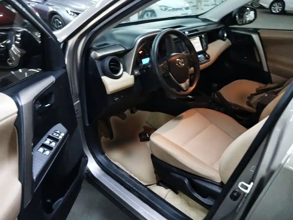 Toyota RAV4 2016 — фото 16