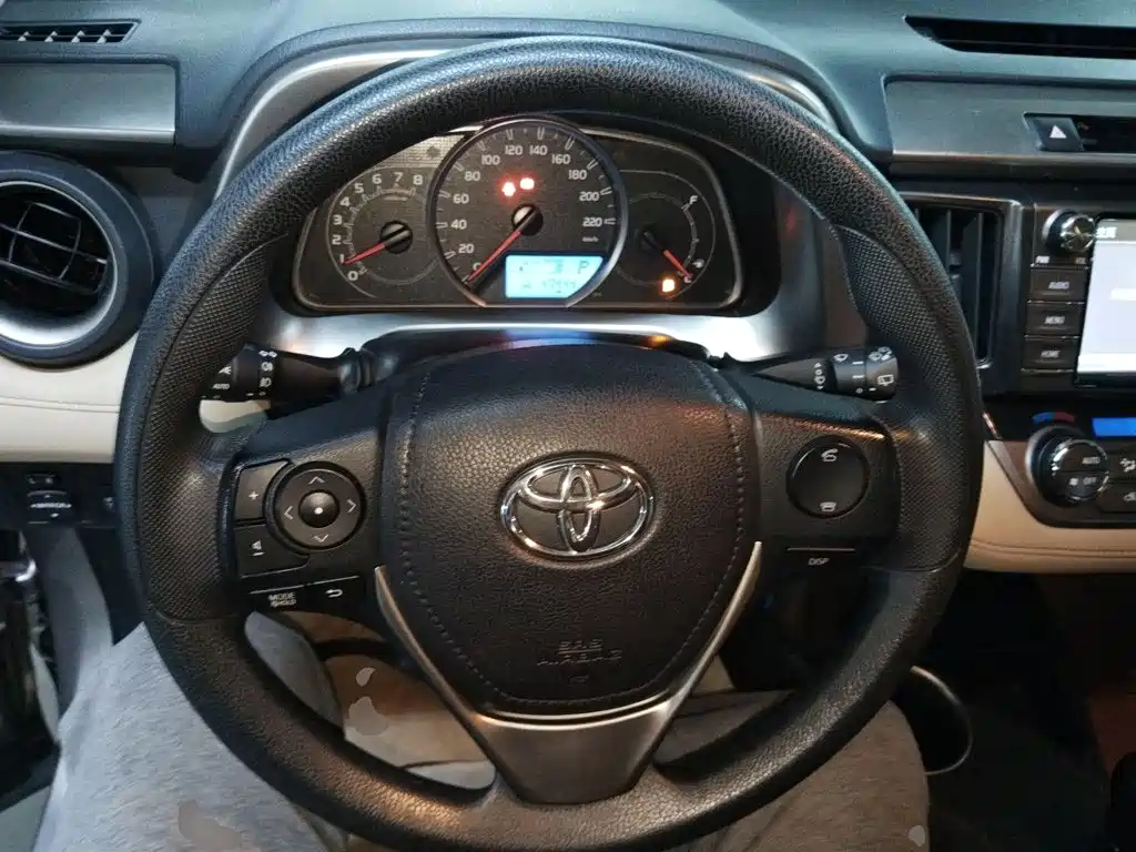 Toyota RAV4 2016 — фото 11
