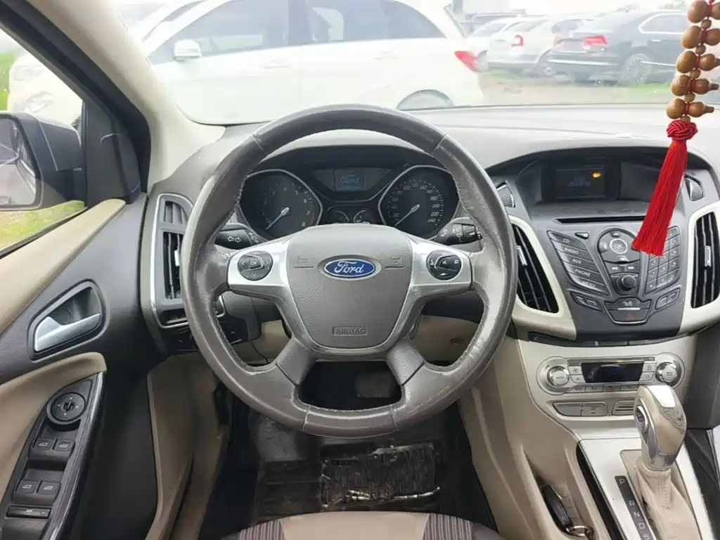 Ford Focus 2014 — фото 17