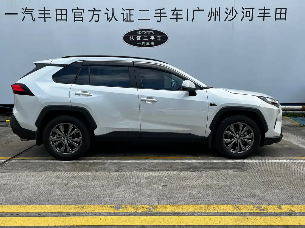 Toyota RAV4 2023 — фото 12