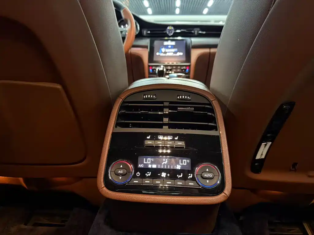 Maserati Quattroporte 2017 — фото 15