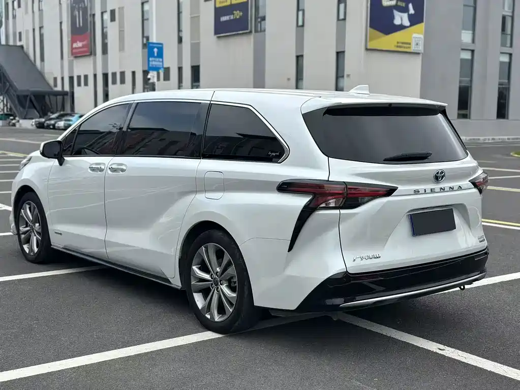 Toyota Sienna 2023 — фото 7