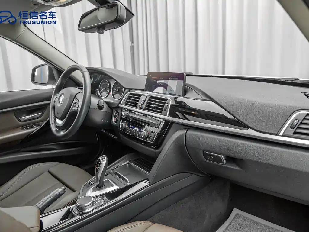 BMW 3 Series 2019 — фото 13